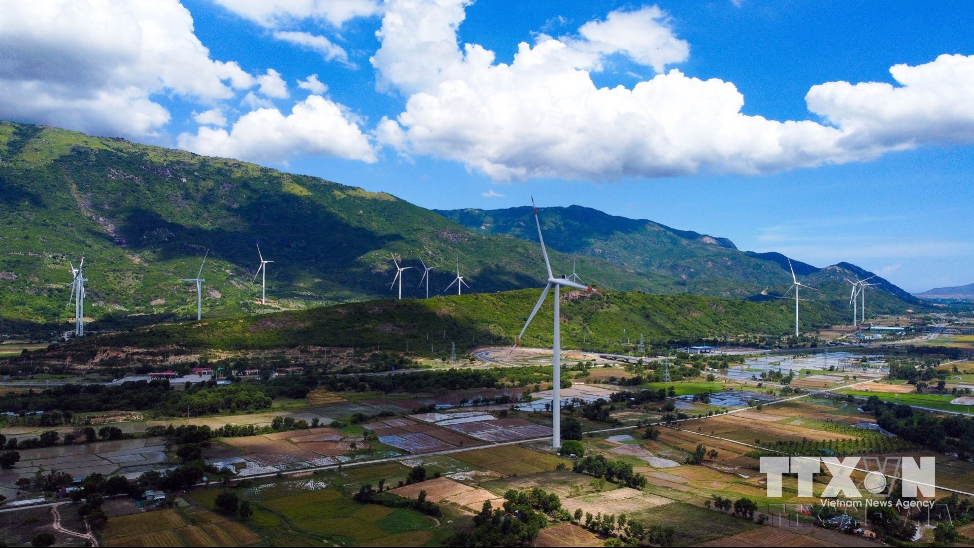 Trên địa bàn quản lý của PTC 3 tập trung nhiều nhà máy Năng lượng tái tạo, việc đẩy mạnh công nghệ vào vận hành đã góp phần nâng cao năng suất lao động, phát hiện sớm nguy cơ sự cố. (Ảnh: Huy Hùng/TTXVN)